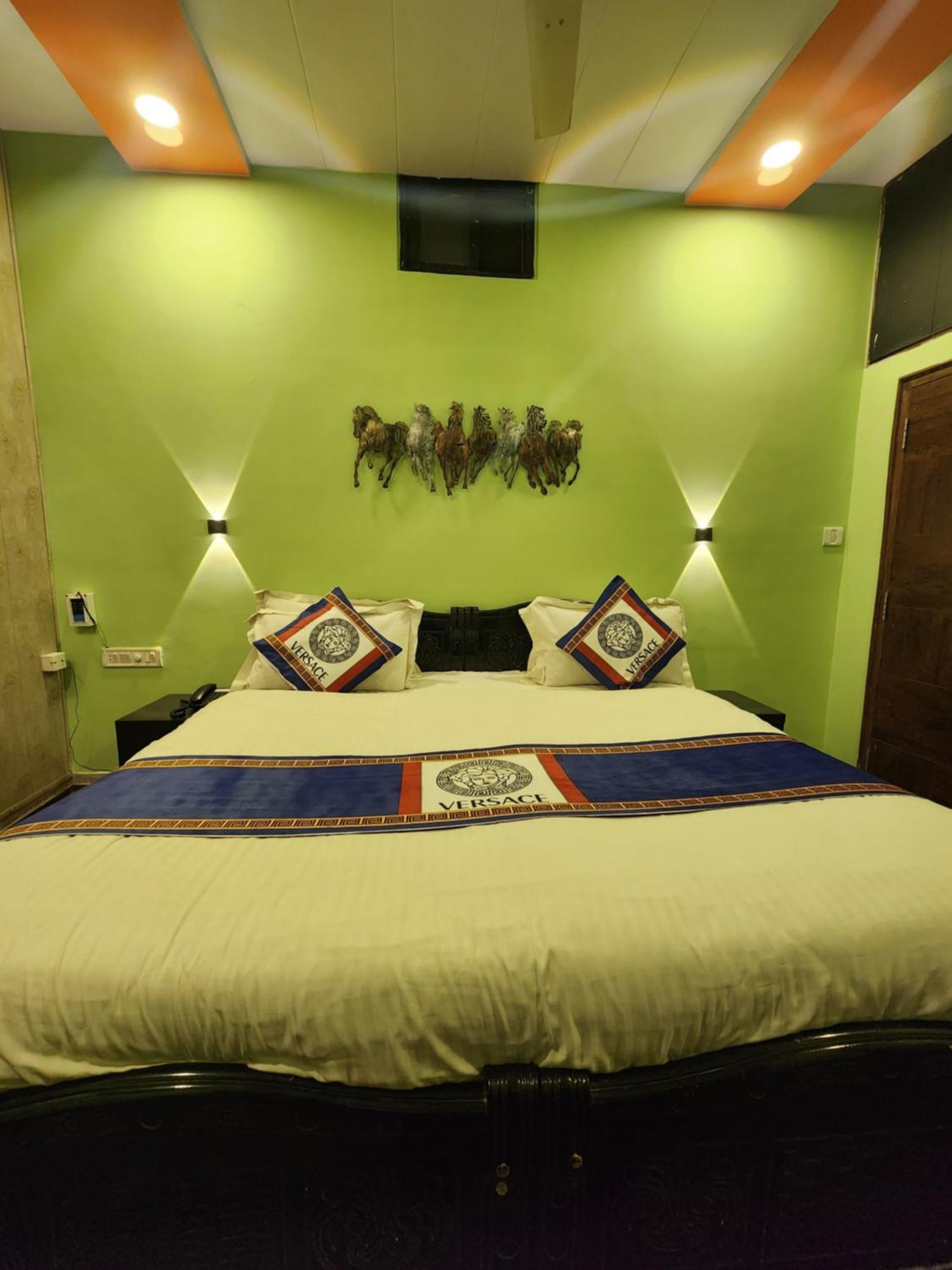 מאונט אבו Shaleen Elegance Homestay Nakki Lake 400 Meters מראה חיצוני תמונה