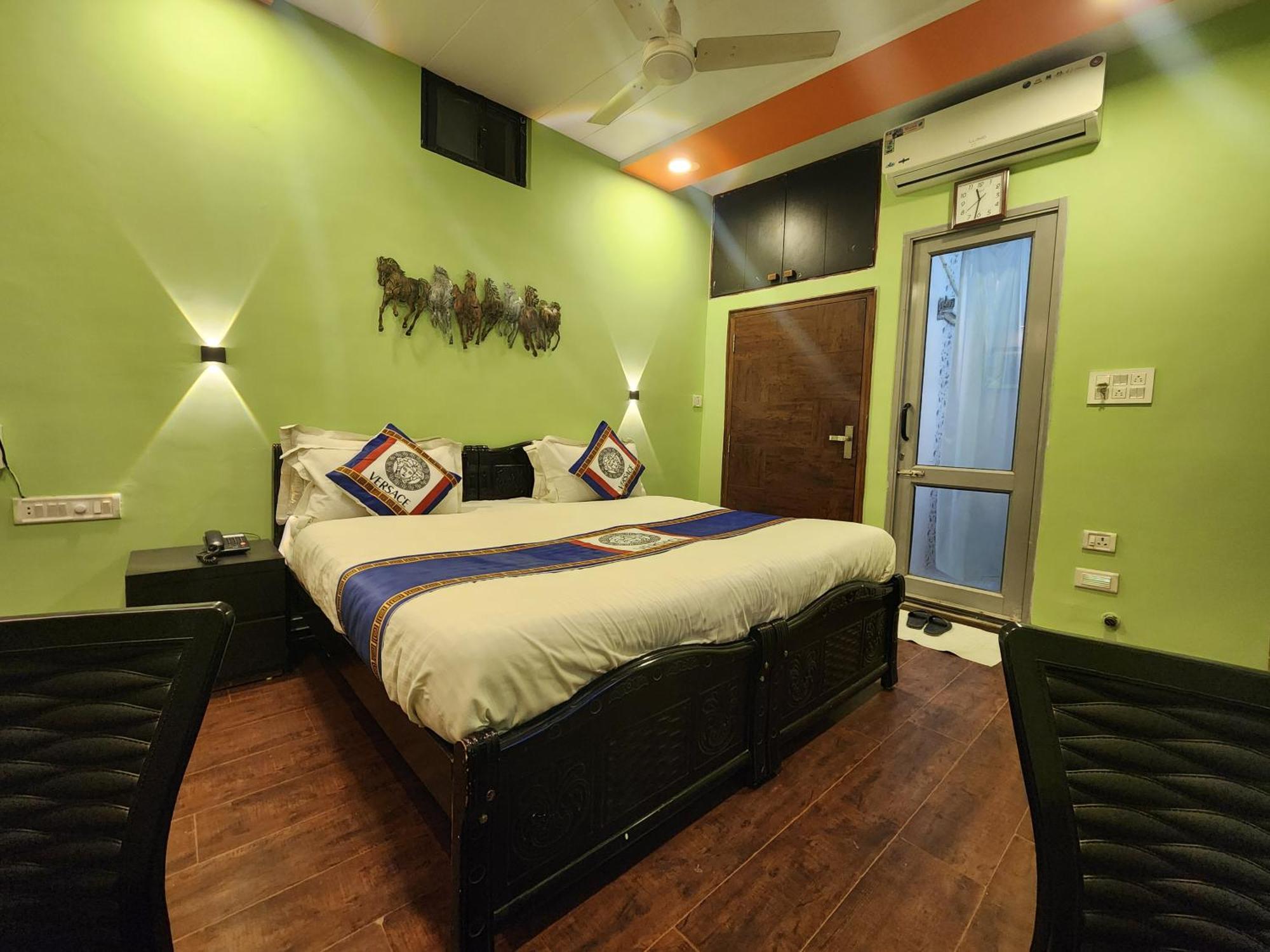 מאונט אבו Shaleen Elegance Homestay Nakki Lake 400 Meters מראה חיצוני תמונה