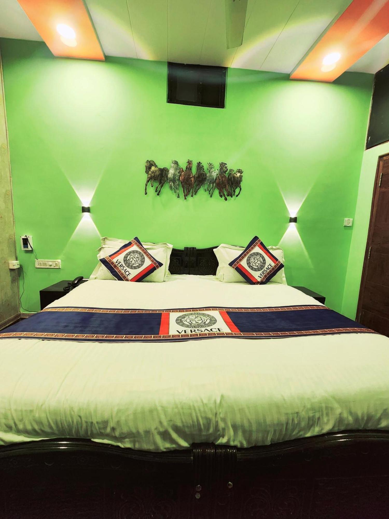 מאונט אבו Shaleen Elegance Homestay Nakki Lake 400 Meters מראה חיצוני תמונה